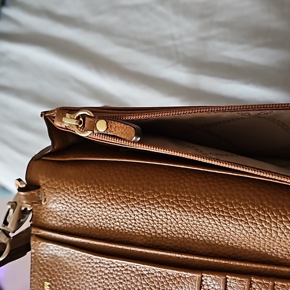 Michael Kors wallet and cell phone holder - Picture 5 of 6